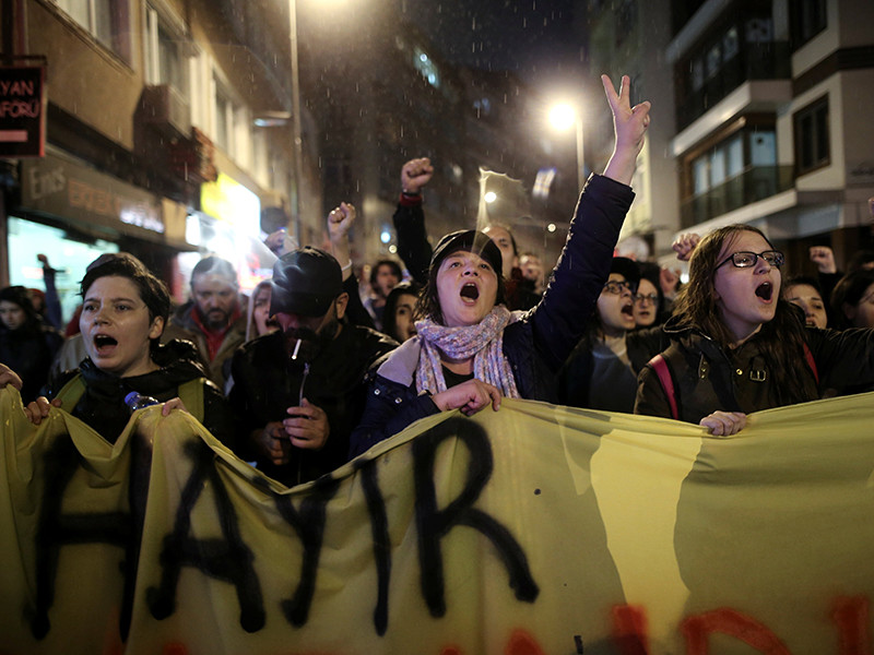 На улицы Стамбула вышли тысячи протестующих против изменения конституции Турции