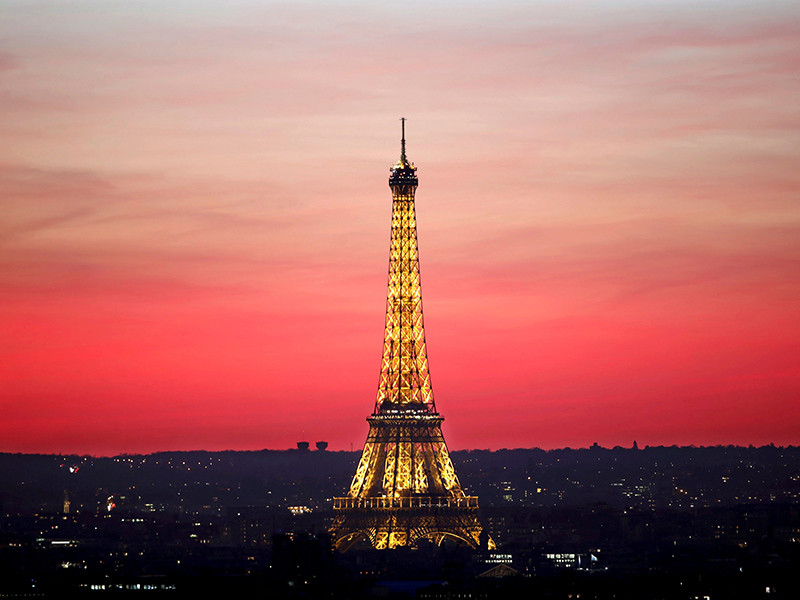 В ночь с пятницы на субботу власти Парижа погасят иллюминацию главного символа Франции - Эйфелевой башни - в знак памяти погибших во время теракта в Стокгольме
