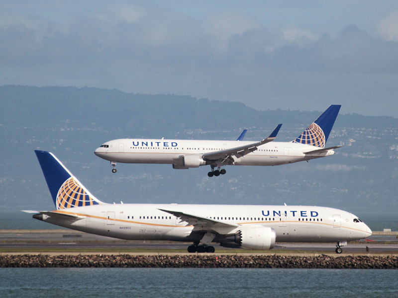 Авиакомпания United Airlines потеряла 600 млн долларов из-за скандала со снятием с рейса пассажира
