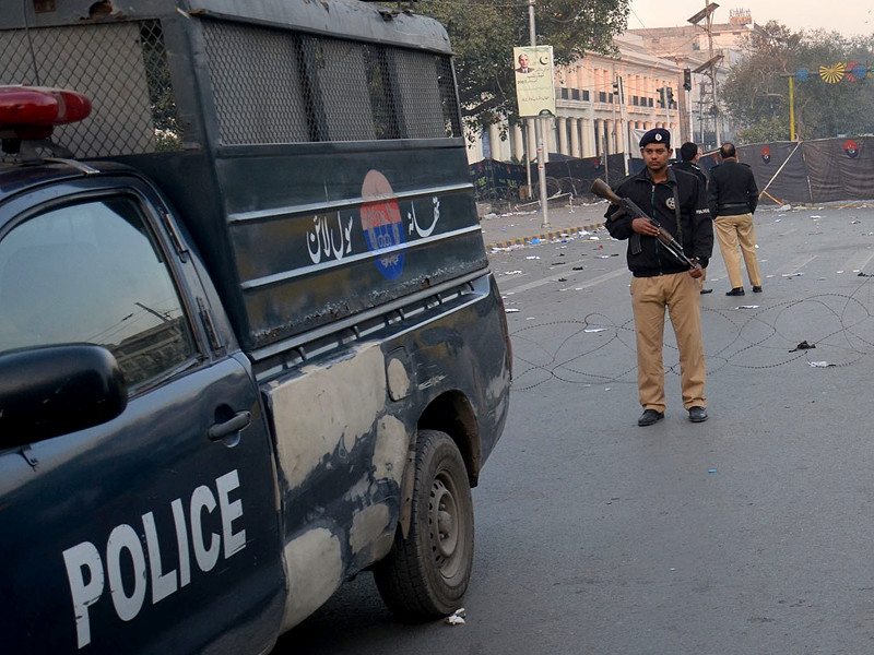В Пакистане произошло жестокое массовое убийство: наставник одного из духовных центров избил палками и зарезал 20 прихожан во имя их "очищения"