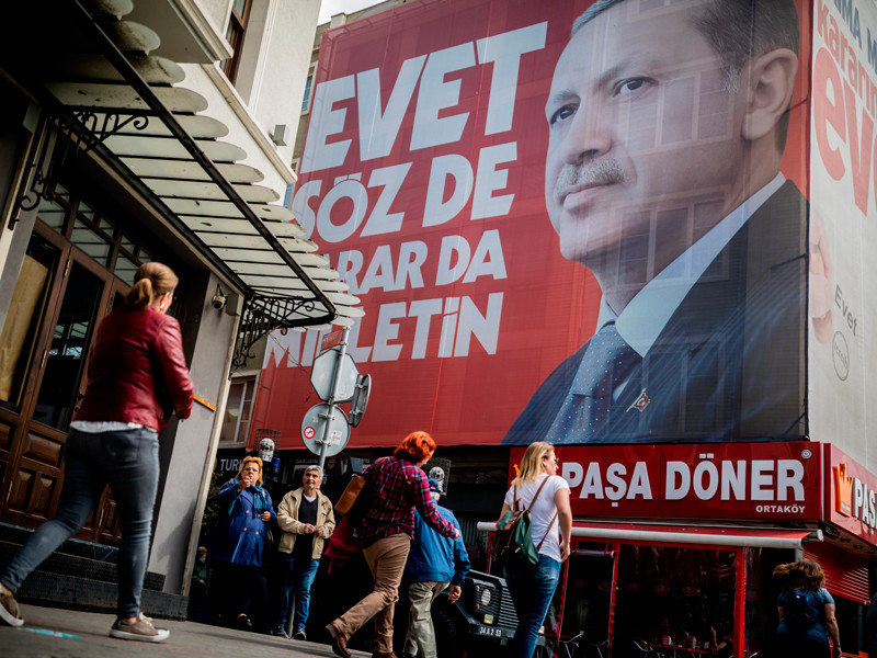 Президент Турции Реджеп Тайип Эрдоган призвал граждан страны проголосовать на референдуме об изменении конституции и поддержать новации, которые усиливают его власть и продлевают полномочия до 2029 года. Он заявил, что это "сведет с ума" Запад и террористов

