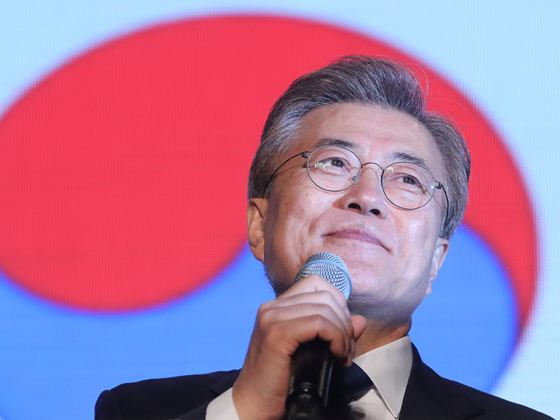 Кандидат от Демократической партии "Тобуро" Мун Чжэ Ин, лидирующий на президентских выборах в Южной Корее фактически объявил себя их победителем и пообещал стать "президентом всего корейского народа"
