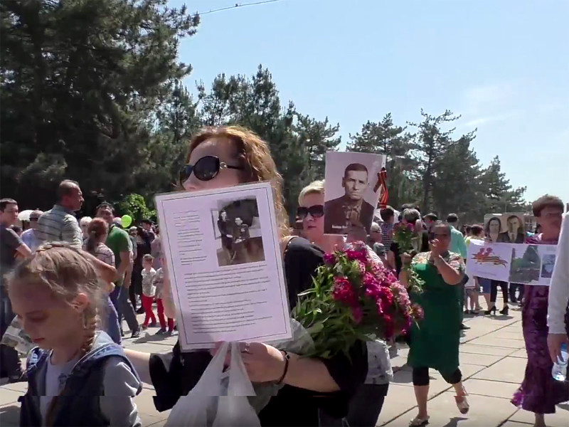 Тысячи граждан Узбекистана приняли 9 мая участие в акции "Бессмертный полк", которая прошла на территории мемориального комплекса "Братские могилы" в Ташкенте