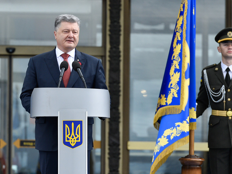Президент Украины Петр Порошенко заявил, что в стране останется праздник 9 мая, но он будет отмечаться не по "московскому сценарию"