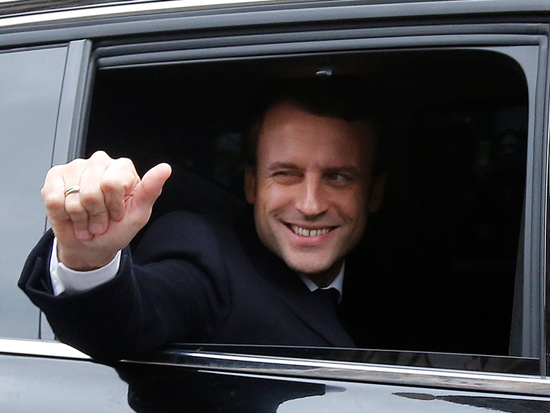 Макрон уверенно лидирует на избирательных участках за пределами Франции