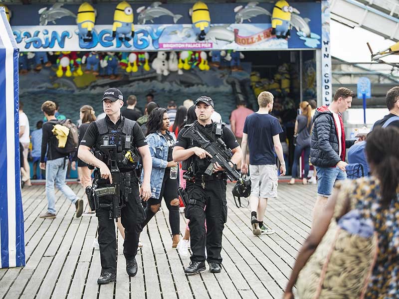 Полиция британского Манчестера задержала 19-летнего мужчину, который подозревается в причастности к теракту в Manchester Arena. Он стал 15-м задержанным в рамках дела