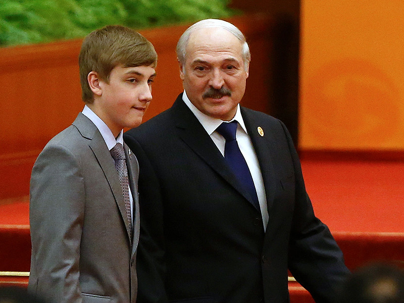 Сайт "Хартыя'97" называет нововведение графиком "под Колю", подразумевая младшего сына белорусского лидера - якобы таким образом внебрачному президентскому отпрыску, регулярно сопровождающему отца в различных поездках, дадут возможность подольше поспать
