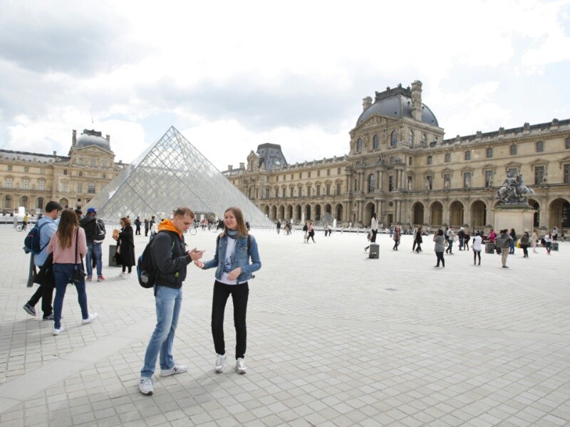 В столице Франции Париже в воскресенье днем эвакуировали площадь перед Лувром, где накануне была установлена сцена для выступления Эмманюэля Макрона