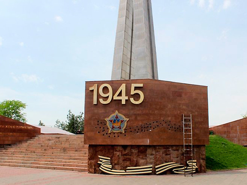 В Казахстане в городе Шымкент с Обелиска Славы сняли гвардейские черно-желтые ленты, украшавшие монумент в честь воевавших в Великую Отечественную войну