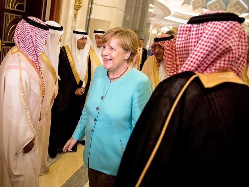 Канцлер Германии Ангела Меркель прибыла с визитом в Саудовскую Аравию, при этом она, как и некоторые другие европейские женщины-политики, не стала придерживаться дресс-кода исламской страны и покрывать голову платком

