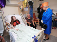 Елизавета II навестила в больнице детей, раненных во время теракта в Манчестере