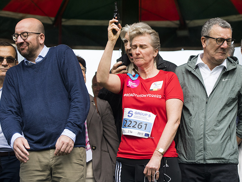 Премьер-министр Бельгии Шарль Мишель перенес выступление в парламенте из-за проблем со слухом, которые начались у него после того, как бельгийская принцесса Астрид оглушила главу правительства холостым выстрелом из пистолета, давая старт ежегодному Брюссельскому марафону
