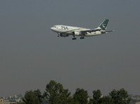 Пилота пакистанской авиакомпании засняли спящим в салоне. Самолетом управлял стажер