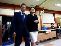 Кандидат от Демократической партии "Тобуро" Мун Чжэ Ин с супругой