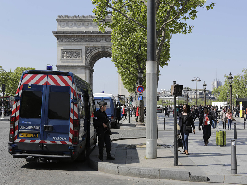 В центре Парижа, на Елисейских полях, мужчина в женской одежде совершил вооруженное ограбление бутика Louis Vuitton