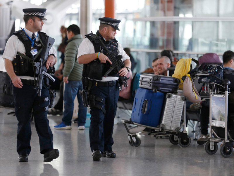 Полицейские в терминале аэропорта Heathrow