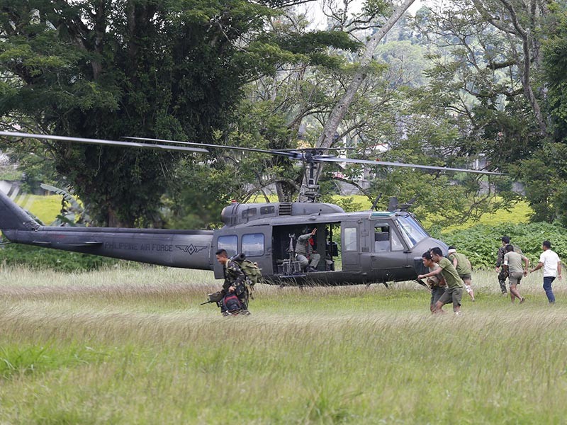 На юге Филиппин на острове Минданао, где террористическая группировка "Исламское государство"* захватила город Марави, в столкновениях боевиков с правительственными войсками погибли по меньшей мере 103 человека

