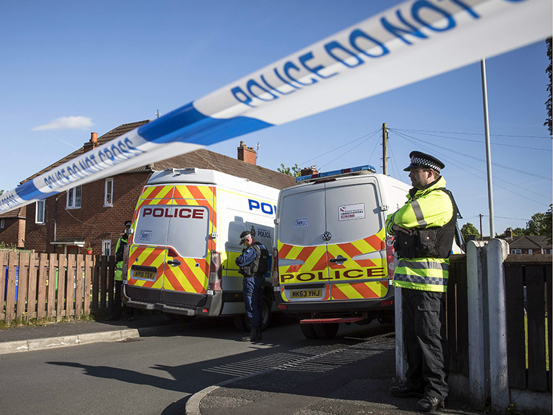Правоохранительные органы Великобритании обнаружили в доме 22-летнего подозреваемого в исполнении теракта в британском Манчестере Салмана Абеди мастерскую по производству взрывных устройств