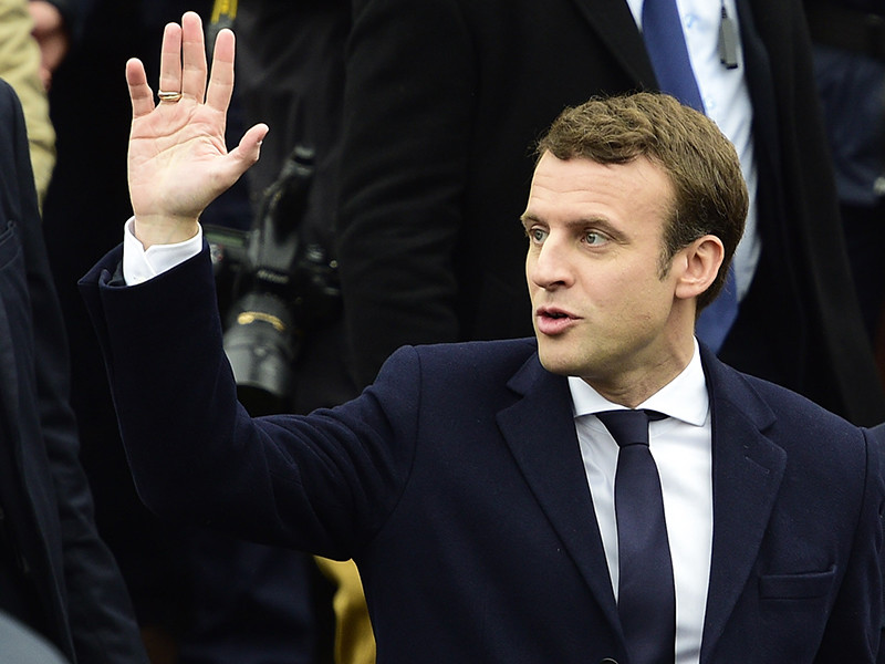 Лидер движения "Вперед" Эмманюэль Макрон принимает поздравления с победой на выборах президента Франции после прошедшего накануне второго тура, на котором он получил более 66% голосов

