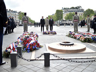 Франсуа Олланд и Эммануил Макрон посещают церемонию, посвященную окончанию Второй мировой войны у Могилы Неизвестного солдата в Париже, 8 мая 2017 года