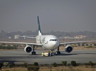 В воскресенье представитель Pakistan International Airlines заявил, что Хасми отстранили от полетов на время расследования