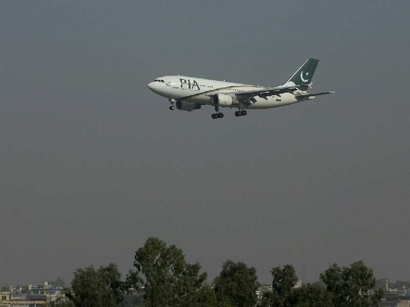 Пилота пакистанской авиакомпании засняли спящим в салоне в том время, как самолетом с более чем 300 пассажирами на борту управлял стажер