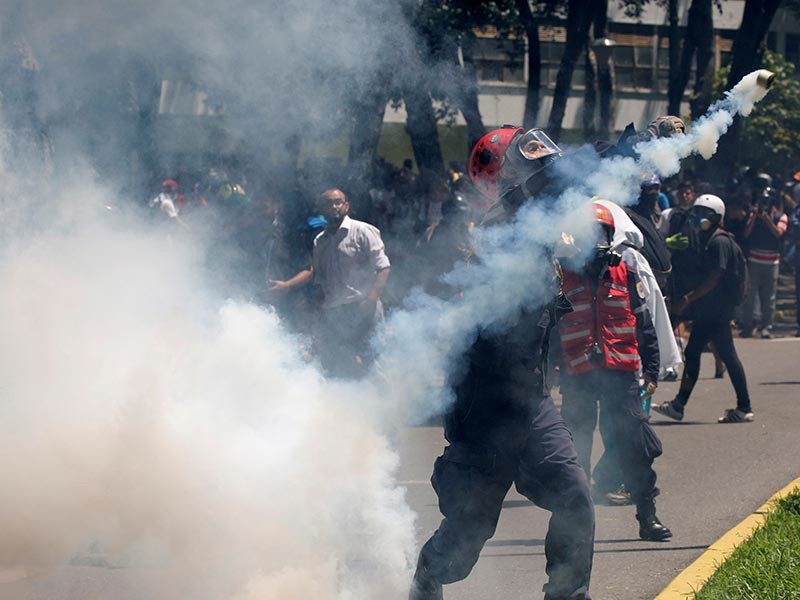 В результате столкновений демонстрантов и правоохранителей в Венесуэле погибли уже 37 человек, сообщает Reuters со ссылкой на заявление местных властей

