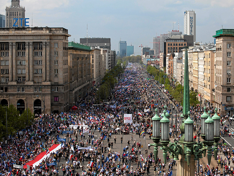В центре Варшавы тысячи поляков выступили против "авторитарных тенденций" правительства
