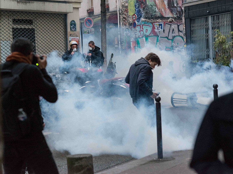 Французская полиция задержала 141 участника акции протеста, прошедшей накануне вечером в Париже после объявления результатов выборов президента страны, по итогам которых победу одержал лидер движения "Вперед" Эмманюэль Макрон. Девять задержанных взяты под стражу