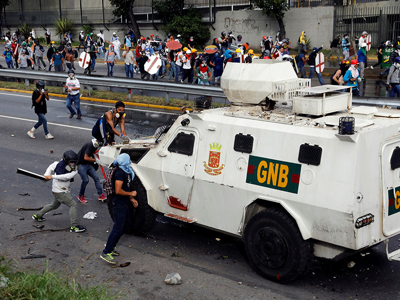 Мадуро для борьбы с протестами собрался изменить систему государственного управления и переиначить конституцию
