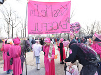 В США активистке антивоенного движения Code Pink грозит год тюрьмы за смех в конгрессе