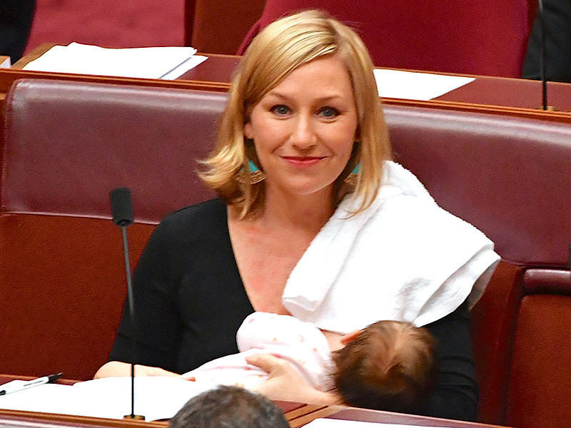 "Я горжусь, что моя дочь Алия является первым ребенком, которого кормили грудью в федеральном парламенте", - заявила сенатор Ларисса Уотерс
