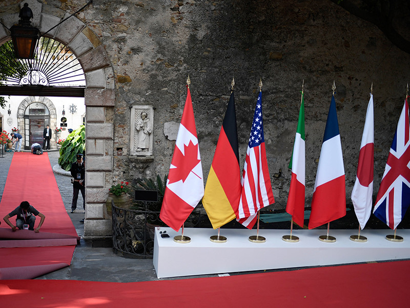 В пятницу, 26 мая, в городе Таормина на Сицилии открывается саммит "Большой семерки", в котором примут участие лидеры США, Канады, Великобритании, Франции, Германии, Италии и Японии. Главной темой встречи объявлен терроризм
