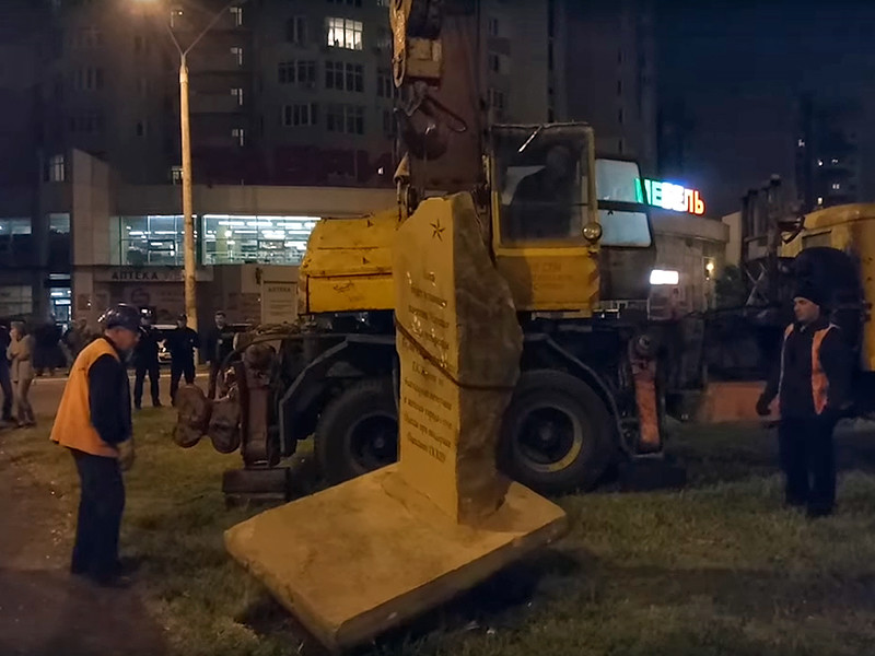 Закладной камень на месте, где планировалась установка памятника маршалу Георгию Жукову в Одессе, демонтирован коммунальщиками под давлением активистов националистических организаций
