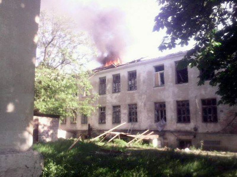 В Донбассе обстреляли из тяжелого вооружения город Красногоровка, контролируемый украинскими силовиками