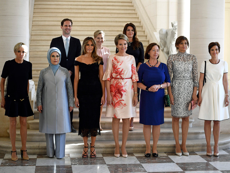 Готье Дестне, супруг премьер-министра Люксембурга Ксавье Беттеля, сфотографировался с женами лидеров НАТО во время саммита в Брюсселе