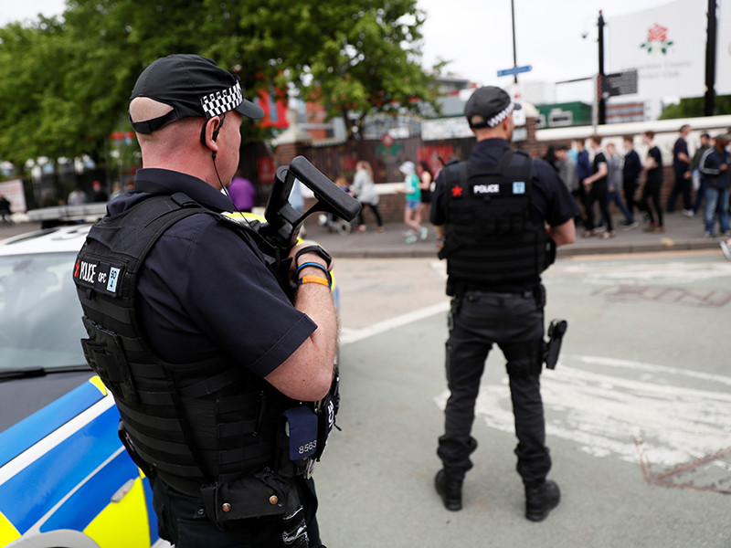 Британская полиция опубликовала фотографии смертника из Манчестера, сделанные незадолго до теракта
