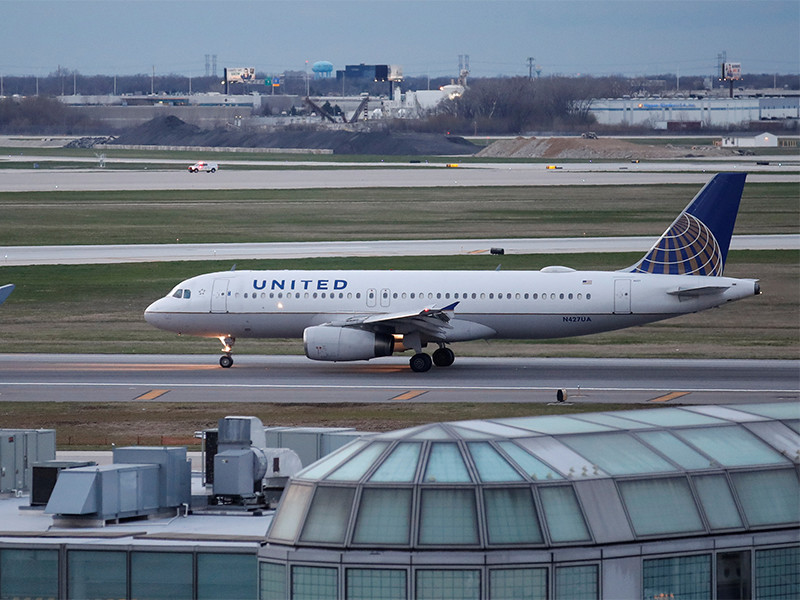 Бортпроводница United Airlines опубликовала в интернете коды доступа к кабинам пилотов

