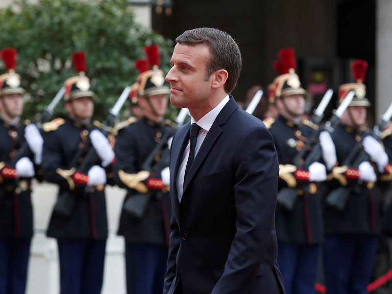 Церемония передачи власти от седьмого президента Французской Республики Франсуа Олланда восьмому - Эмманюэлю Макрону проходит в воскресенье в Елисейском дворце