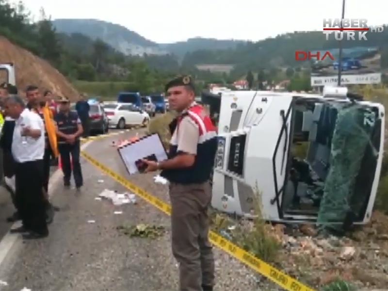 В Турции опрокинулся микроавтобус с украинскими туристами, 18 человек пострадали
