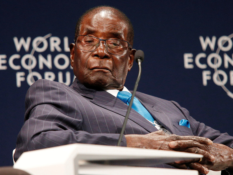 Президент Зимбабве Роберт Мугабе не спит на публичных мероприятиях, а прячет глаза от яркого света