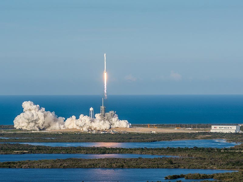 Аэрокосмическая компания SpaceX, основанная предпринимателем Илоном Маском, осуществила успешный запуск ракеты Falcon 9 со спутником NROL-76 Национального управления военно-космической разведки США с космодрома на мысе Канаверал в штате Флорида
