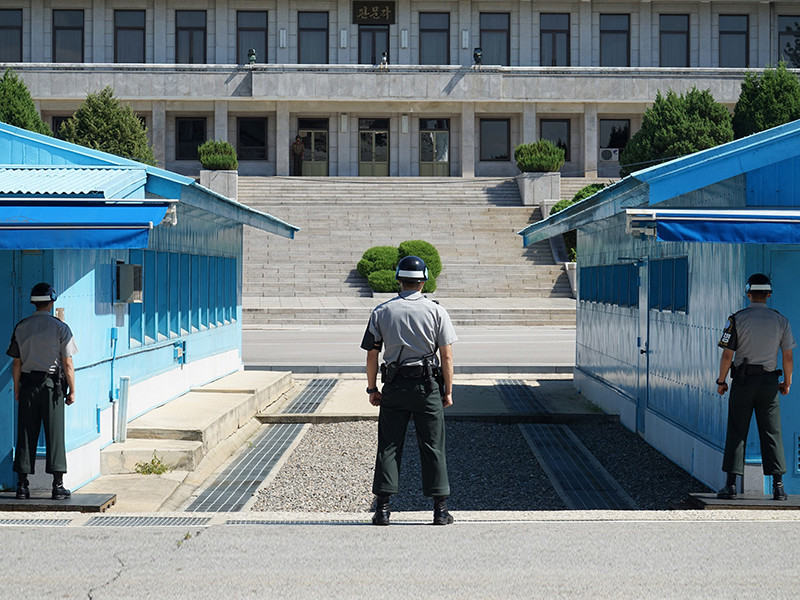 Вооруженные силы Республики Корея находятся в состоянии повышенной боеготовности в связи с запланированными в стране на вторник, 9 мая, президентскими выборами и опасениями по поводу новых провокаций со стороны Северной Кореи
