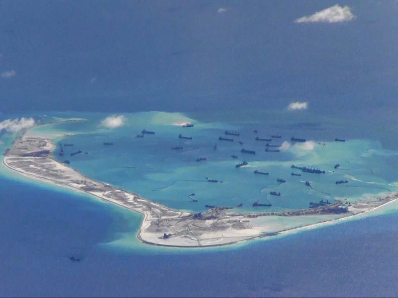 Миноносец США прошел около спорных островов Спратли в Южно-Китайском море