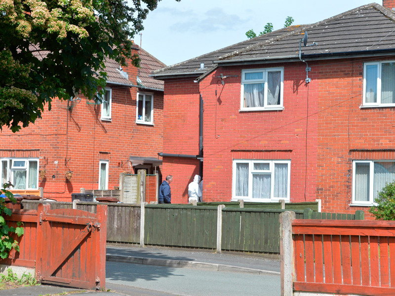 Спецслужбы проводят обыск в доме семьи смертника, совершившего взрывы в Манчестере