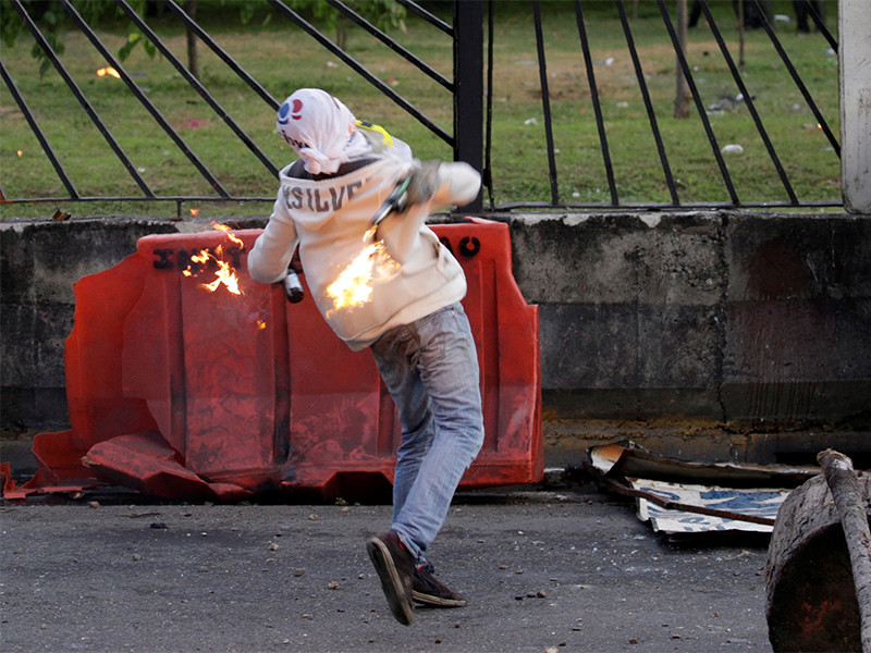Десятки человек пострадали при разгоне протестного марша в столице Венесуэлы
