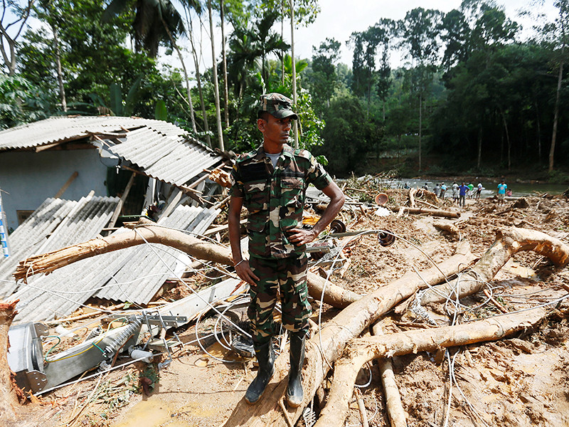 В Шри-Ланке в результате наводнений и оползней, вызванных сильными дождями, погибли не менее 164 человек, еще 104 числятся пропавшими без вести, сообщает в понедельник, 29 мая, сайт Центра по борьбе со стихийными бедствиями страны