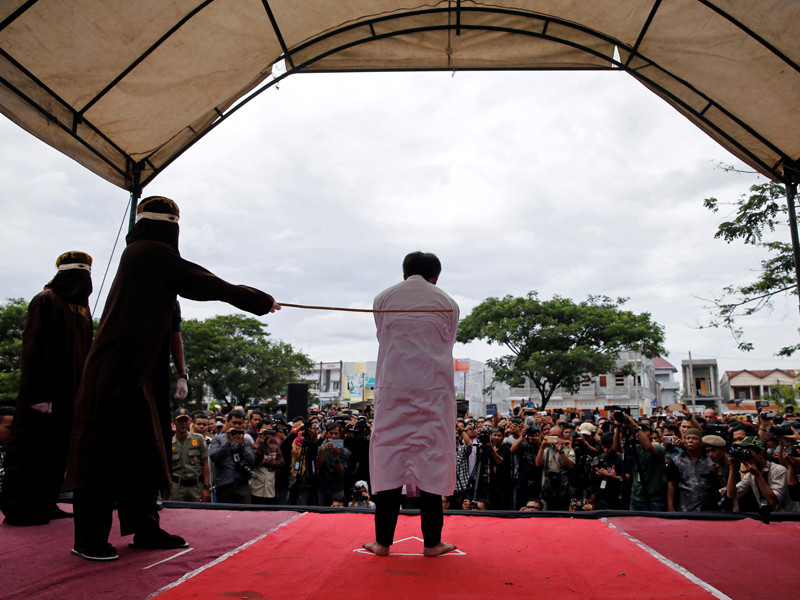 Религиозная полиция консервативного индонезийского штата Ачех во вторник, 23 мая, провела публичную экзекуцию