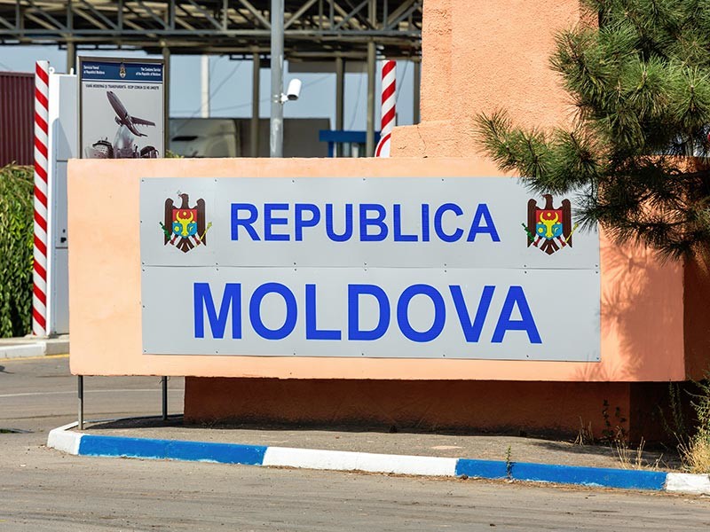 Власти Молдавии объявили персонами нон-грата пятерых дипломатов из российского посольство и предписали им покинуть страну в течение 24 часов


