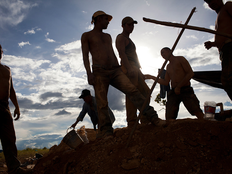 В Бразилии шахтеры обнаружили гигантский изумруд. Вес находки составляет более 360 килограммов (794 фунта), высота - около 1,3 метра (4,3 фута)